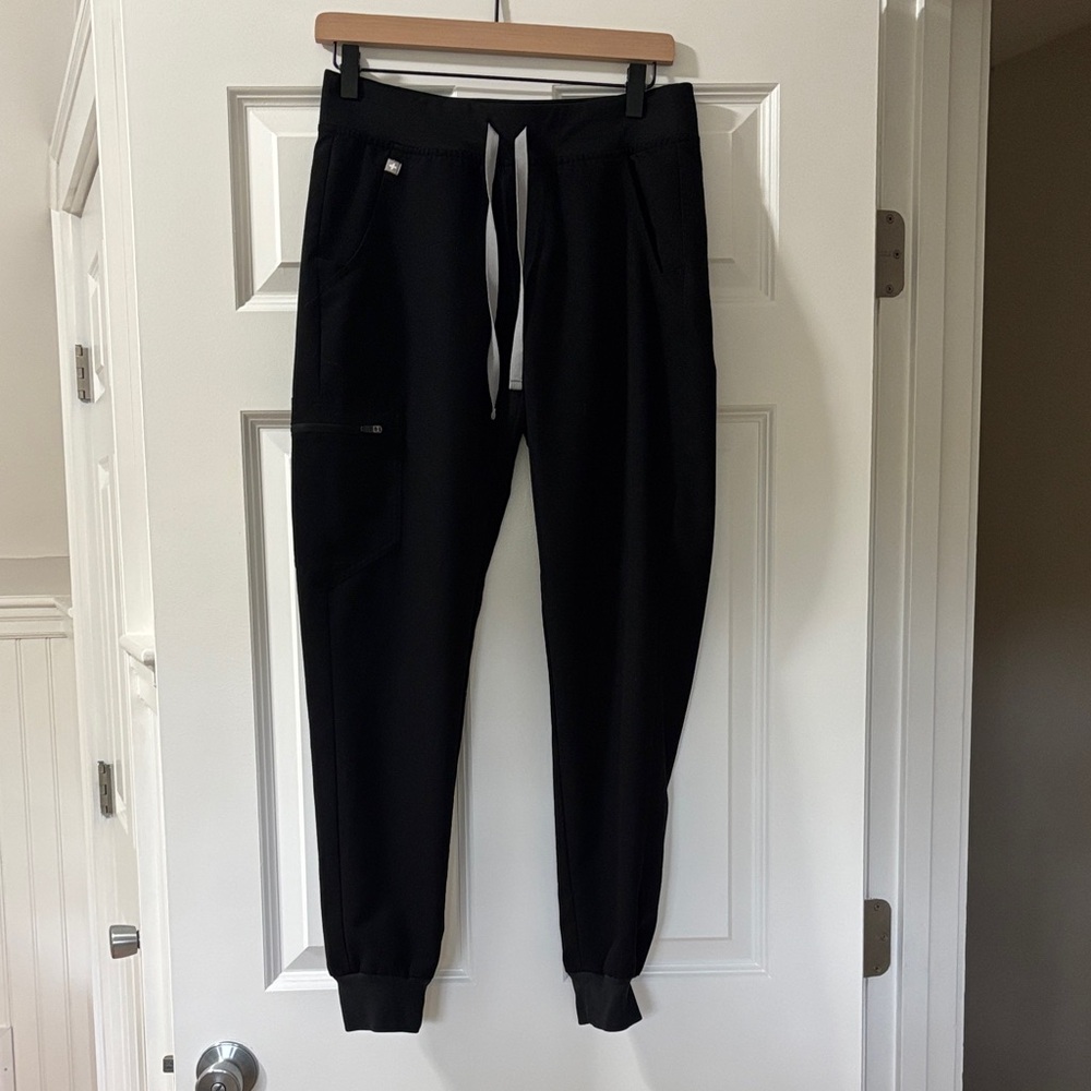 Figs women’s black Zamora jogger scrubs.